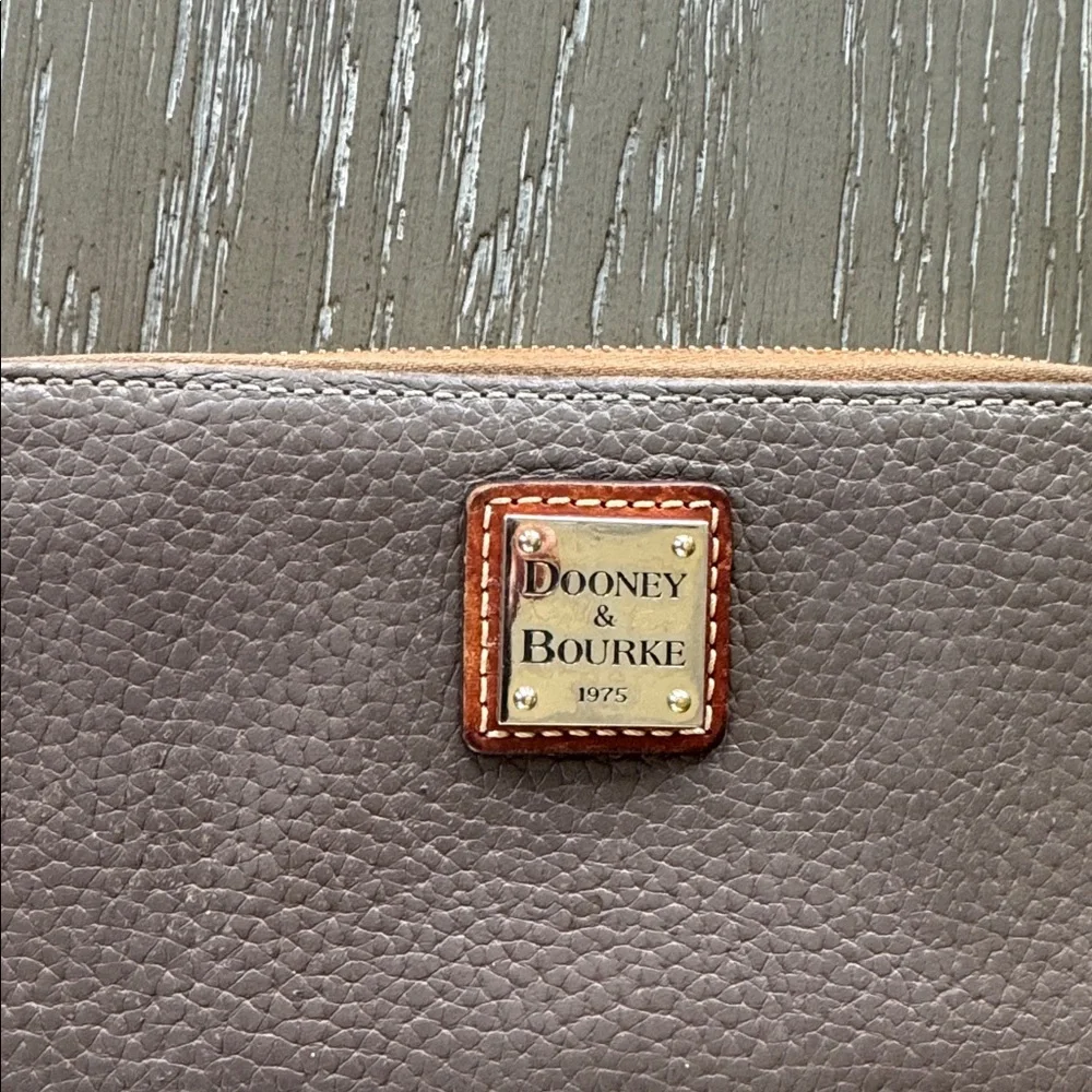 Dooney & Bourke Pewter Grayish Brown Pebbled Leather Wallet Zip Around Hobo GUC - Picture 10 of 10